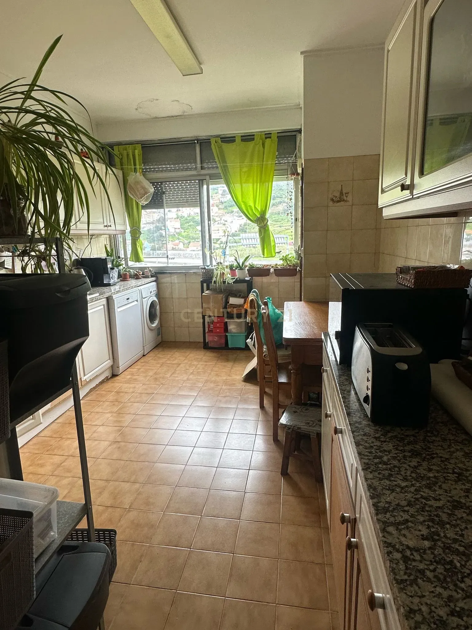 Apartamento T2 com ótima localização - Image 3